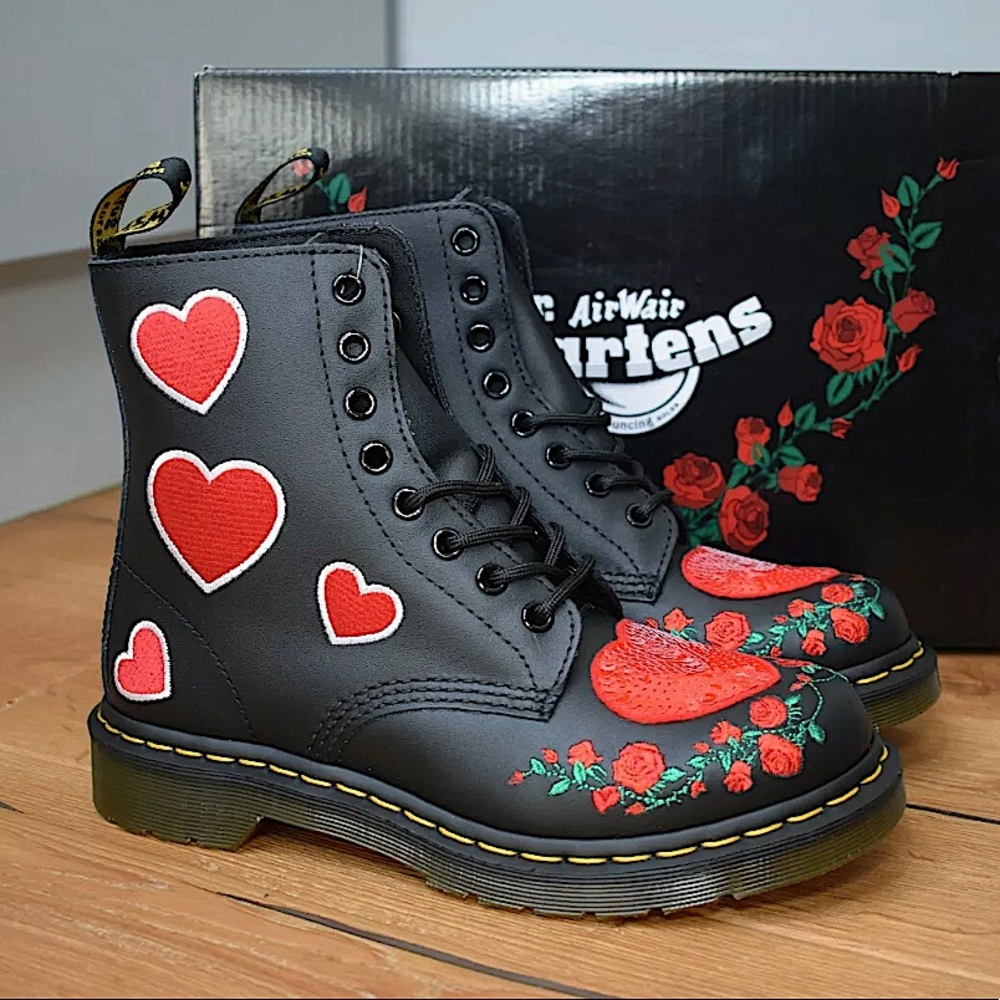 Dr MARTENS 1460 PASCAL HEARTS Black Red Embroid